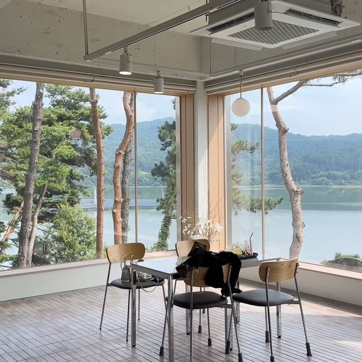 전면 호수 뷰를 담은 안성 대형카페🖼

지하부터 2층까지 넓은 내부와 금광호수 앞에 자리하고 
있어 뷰가 멋진 곳이에요! 

톡 튀는 컬러로 인테리어마다 포인트를 주어 세련미가 
돋보였고 자리 간 공간도 띄어져 있어서 좋더라구요 

선선해지는 가을이면 테라스 이용해 보시는 것도 
추천드려요🤍

🎈경기 안성시 금광면 삼흥로 102
◽️10:00~20:00(월 휴무)