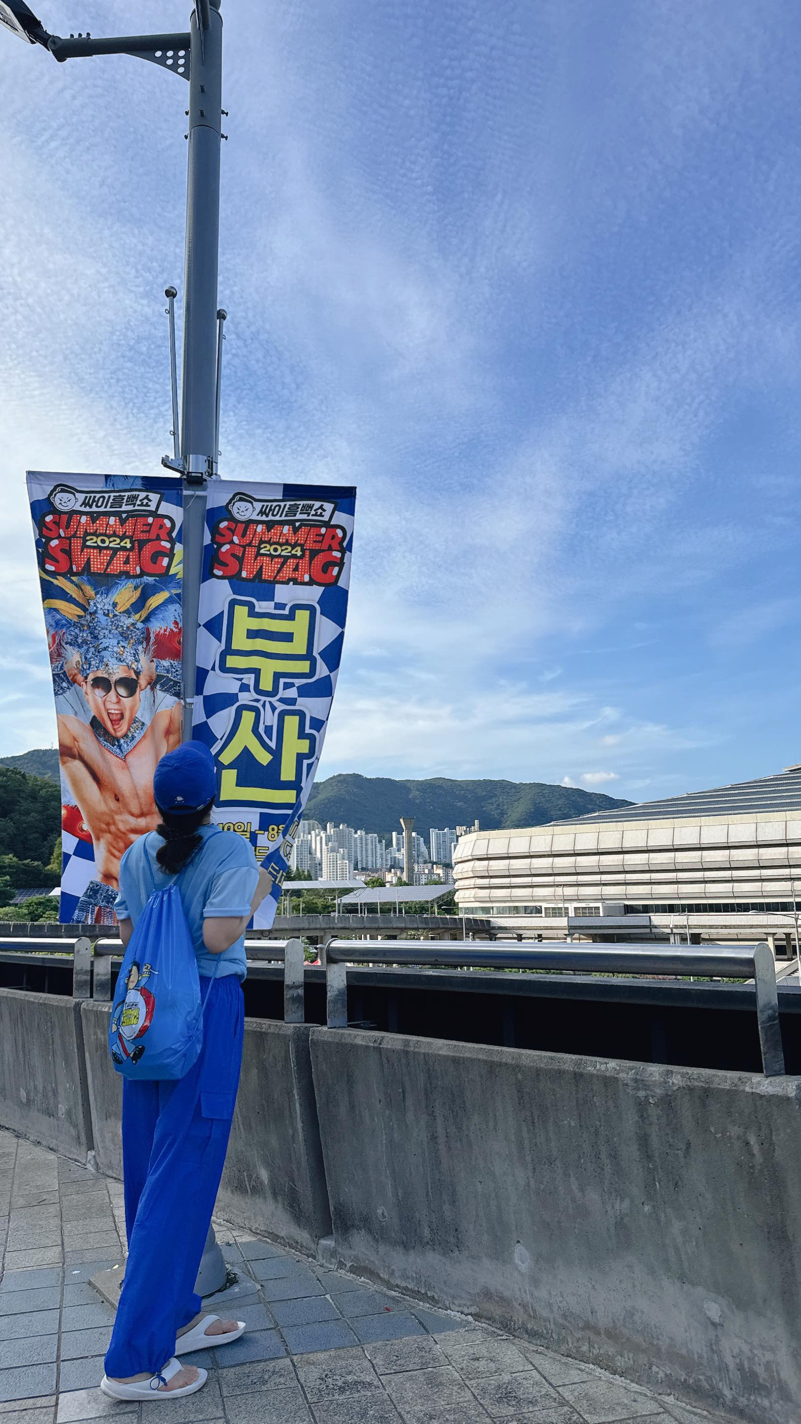 -
남편의 내생일 플렉스💙
드디어 선물을 받은 오늘!! 오기까지
긴 여정이있었지만 결국 왔드아!
진~~짜 너무재밌었움 
체력 더 뛰어도 될정도러 즐김🩵
싸이 너무좋아👍🏻🥹흠뻑쇼 제대로 즐김!!
잊지못할 추억! 싸이가 폰으로 기록하지말고 
기억하라했는데 둘다했어요👍🏻
.
.
#마#부산흠뻑쇼#2024싸이흠뻑쇼#게스트비#게스트성시경#싸이흠뻑쇼#아시아드경기장#친스타그램#플렉스#알라뷰#릴스#싸이공연#싸이흠뻑쇼부산#psy#박재상#흠뻑쇼패션#42