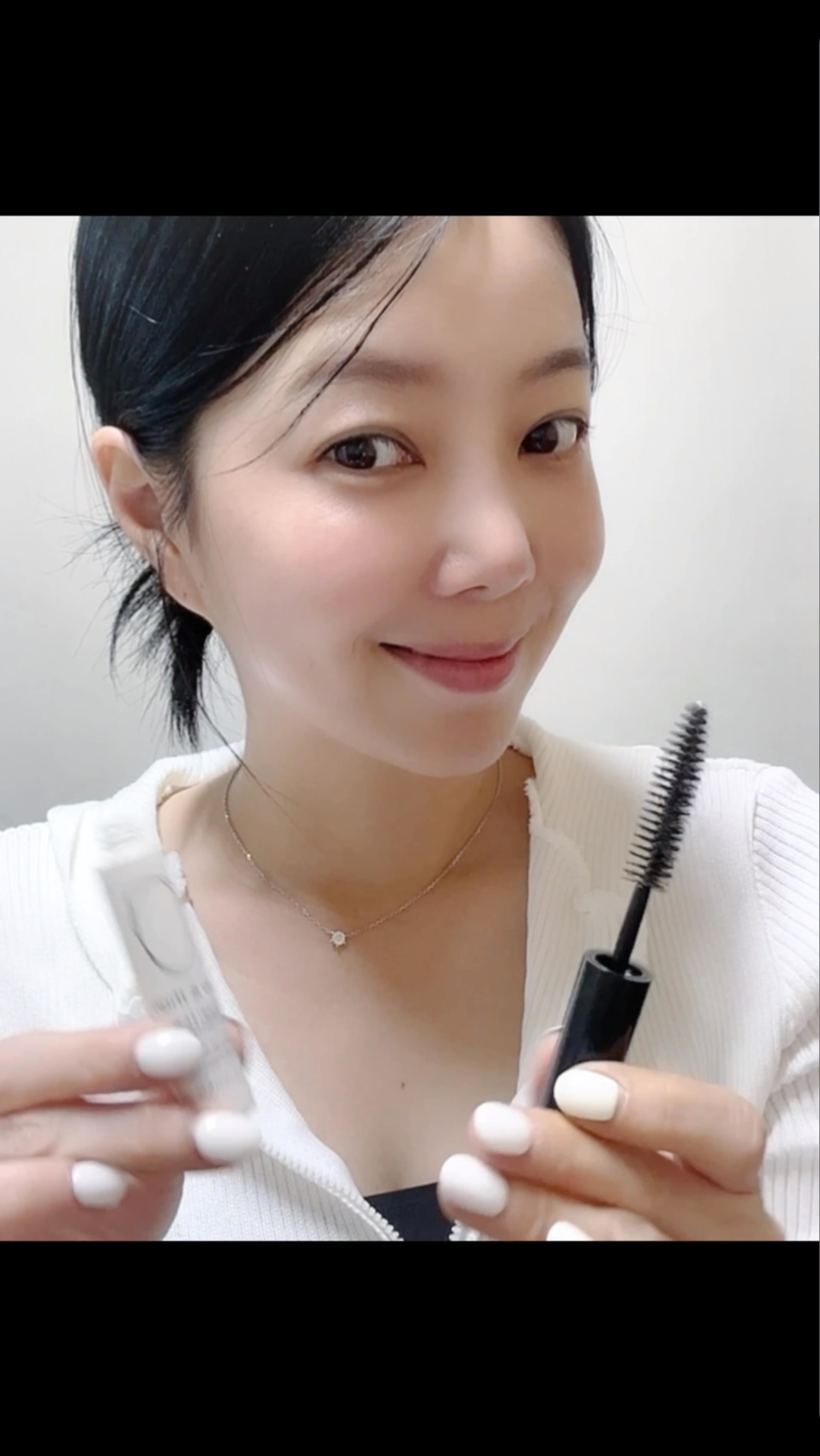 #협찬 
ㅡ
나우앤댄헤어마스카라로 외출전 헤어정리하기 넘  좋아요!
잔머리 정돈이나  앞머리 연출 등등 디테일한 헤어 부위에 다양하게 사용할 수 있어서 활용도가 높은데,
작고 미니미한 사이즈라 휴대성도 굿👍🏻
.
뭉침 없는 소프트한 제형이라 스타일링하기도 쉽고, 
딱딱하게 굳지 않아서 자연스럽고 더 좋더라구요~
고급스러운 향도 좋고 한올한올 머리 연출하기도 좋아요!
.
카카오톡 선물하기에서도 만나볼 수 있다는 있으니
선물로도 강추해요🤘🏻
.
ㅡ
@now.n.than
#나우앤댄 #헤어마스카라 #나우앤댄헤어마스카라 #잔머리정리 #앞머리스타일링
