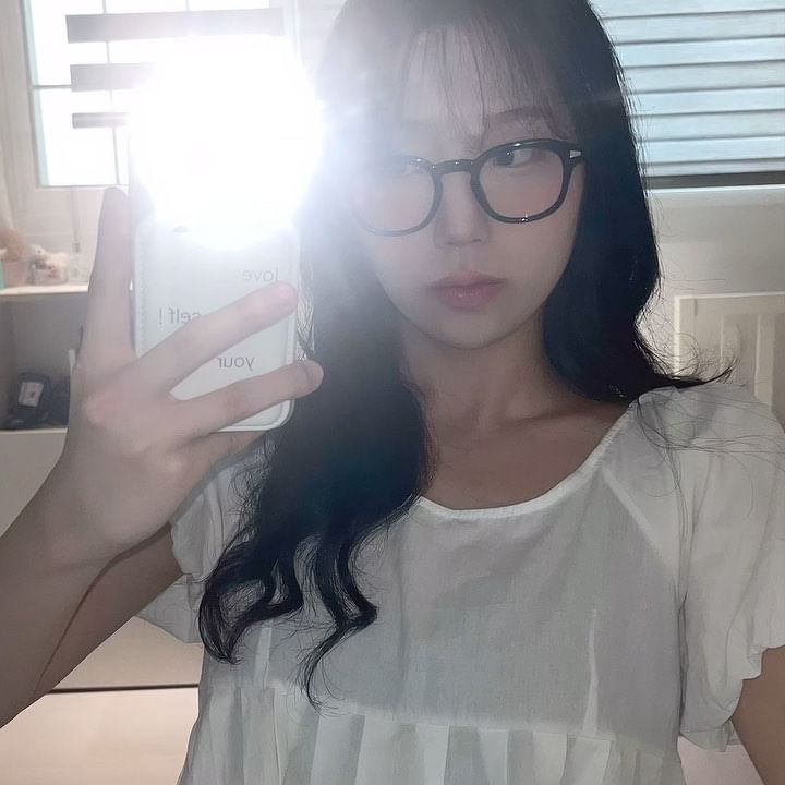 @momentus_eyewear #ad 

가벼운 무게감에 한국인의 얼굴형에 맞게 제작된 안경이라 착용감이 너무 좋았던 모먼트어스의 제품들을 소개합니다 ✨

착용 제품_
* sunglasses: RWAN_black 원가 149,000원, 할인가 35,800원
* glasses: LAB_black 원가 149,000원, 할인가 44,800원

게다가 무료배송이라 가성비까지 좋은 안경,,, 구경 해보세요 🫶🏻
_
#fyp #fypシ #viral #아이웨어 #모먼트어스 #코디 #룩북 #안경추천 #안경코디 #뿔테안경 #선글라스 #fashionlook #패션 #안경테 #안경맛집