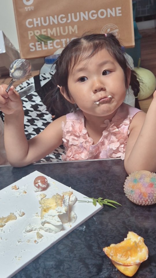 열정적으로 케이크 먹는 또치☺️

#육아 #일상 #많이 #미리 #생일 #케이크