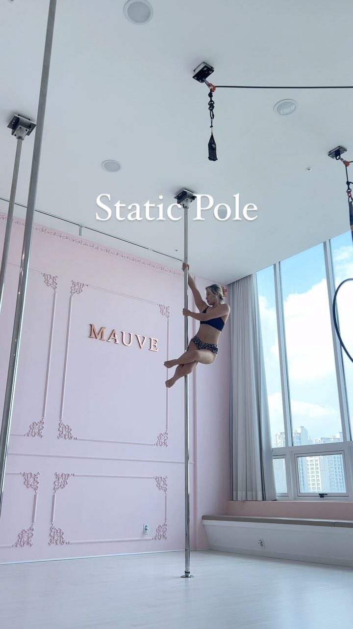 #static #staticpolecombo #staticpoletrick 

Quick? static pole combo✨

고정폴은 항상 재미있지요 🙈

그리고 발에 땀 많은 사람은 플립 후 꼭 손으로 바닥을 짚어야합니다.. 안그럼 미끄덩 미끄덩 🥲

📍 @mauve_polestudio 

🍀모브 폴 스튜디오는 모든 수업 체험 가능합니다

☁️ 폴 & 에어리얼 전문 학원
📍 경기도 남양주시 별내2로 74 JS타워 8층 (별내역 5분거리)
👉 문의 및 예약은 DM or 카카오채널 ”모브폴“
☎️ 0507-1345-0971 
🚘 건물 주차장 이용 가능

— Pole & Aerial studio MAUVE

☁️ 정품 엑스폴 & 루핏폴 (1:7 수업) (개인레슨 1:1)
☁️ 1인 1폴 체계적인 수업 / 당일 예약 당일 취소 가능 
☁️ 슬링, 후프 수업 (1:4 수업)
☁️ 4.2 미터/ 냉난방 완비 / 깨끗한 시설
🚘 주차 가능 (건물 내 지하1층~3층)
☁️ 별내역 (경춘선 / 8호선) 5분거리