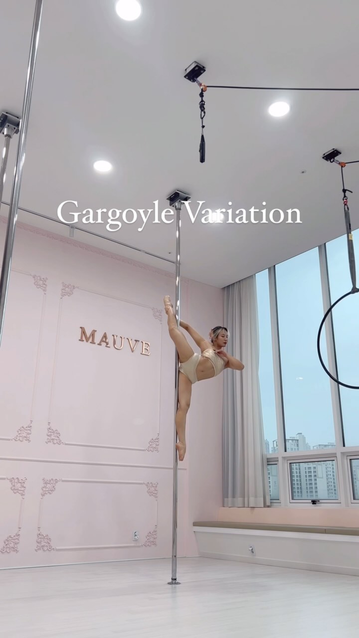 #pdgargoyle #pdgargoylevariation 

가고일은 다음 중급 진도에서 만나요❤️

너무 오랜만에 만나 못다한 이야기하느라 카페-고기-카페 순서로 즐거운 하루 🎶

연습은 짧고 굵게 예쁜 가고일 변형🍀

매일 함께하고싶어 @poletanuntarzan @silverbell_m 
👗 @solei__official 
📍 @mauve_polestudio 

🍀모브 폴 스튜디오는 모든 수업 체험 가능합니다

☁️ 폴 & 에어리얼 전문 학원
📍 경기도 남양주시 별내2로 74 JS타워 8층 (별내역 5분거리)
👉 문의 및 예약은 DM or 카카오채널 ”모브폴“
☎️ 0507-1345-0971 
🚘 건물 주차장 이용 가능

— Pole & Aerial studio MAUVE

☁️ 정품 엑스폴 & 루핏폴 (1:7 수업) (개인레슨 1:1)
☁️ 1인 1폴 체계적인 수업 / 당일 예약 당일 취소 가능 
☁️ 슬링, 후프 수업 (1:4 수업)
☁️ 4.2 미터/ 냉난방 완비 / 깨끗한 시설
🚘 주차 가능 (건물 내 지하1층~3층)
☁️ 별내역 (경춘선 / 8호선) 5분거리

#잠실 #별내 #잠실폴댄스 #별내폴댄스 #남양주폴댄스 #송파 #폴댄스학원 #키즈폴댄스 #폴댄스연습 #구리폴댄스 #구리필라테스 #남양주필라테스 #poledancer #poledance #stretching