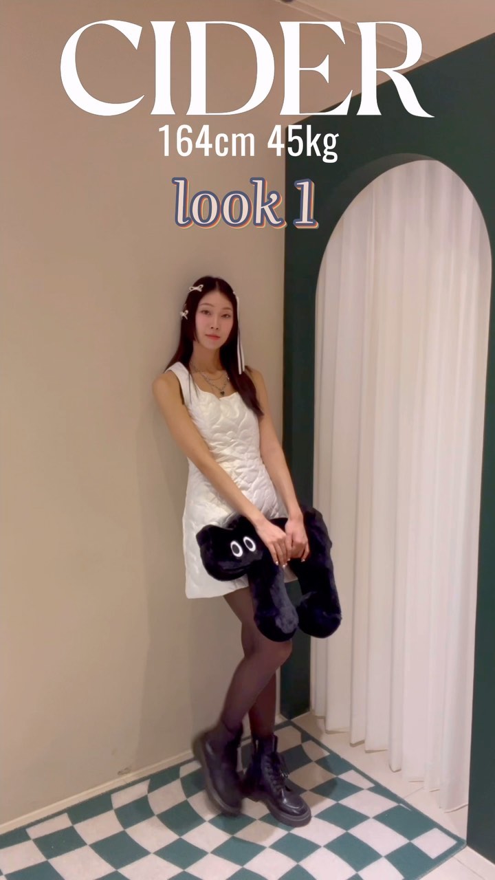 샵사이다 저만의 가을코디룩 가져와봤어요💗
여러분의 최애코디는 무엇인가요??
15% 할인코드도 있으니 원픽제품 할인받아서 GET하세요🤭

개인적으로 가장 맘에 들은 옷은 LOOK5의 블랙원피스에요✨
하늘하늘한 탑 원피스로 리본핀과 악세사리로 파티느낌 연출해봤어요.
드레스 덕후는 샵사이다와 폴인럽🫠
올 가을도 다음 계절도 함께 해...♥
-
할인코드: YO_IG
사용기한: 11.06일 18시까지
-
참고로 함께 코디한 제품들은
오래전에 구매해서 제품명 확인이 어려워용 ㅠㅜㅠㅜ
-
🎀LOOK 1🎀
스퀘어 넥 퀄팅 하트 지퍼 미니 드레스 XXS
Love 게임 펜던트 목걸이
캣 배개 & 쿠션
섹시 실크 스타킹

🎀LOOK 2🎀
Strawberry 크로셰 니트 크롭 베스트 XS
데님 미들 웨이스트 매듭 플리츠 레이스 미니 스커트 XXS
헤드밴드 핑크
활 패턴 타이츠

🎀LOOK 3🎀
텍스쳐 매듭 크롭 캐미 탑 XXS

🎀LOOK 4🎀
브이넥 매듭 버튼 업 니트 가디건 XS
메쉬 튜브 튤 러치드 맥시 원피스 XXS

🎀LOOK 5🎀
메쉬 튜브 튤 러치드 맥시 원피스 XXS
-
#샵사이다 #샵사이다서포터즈
@shopcider_kr @shopcider
-
#가을코디 #가을원피스 #가을코디추천 #가을코디여자 #패션코디 #데일리패션 #파티룩 #원피스추천 #샵사이다하울 #샵사이다코디 #가을코디모음 #패션소통 #모델일상 #가을룩북