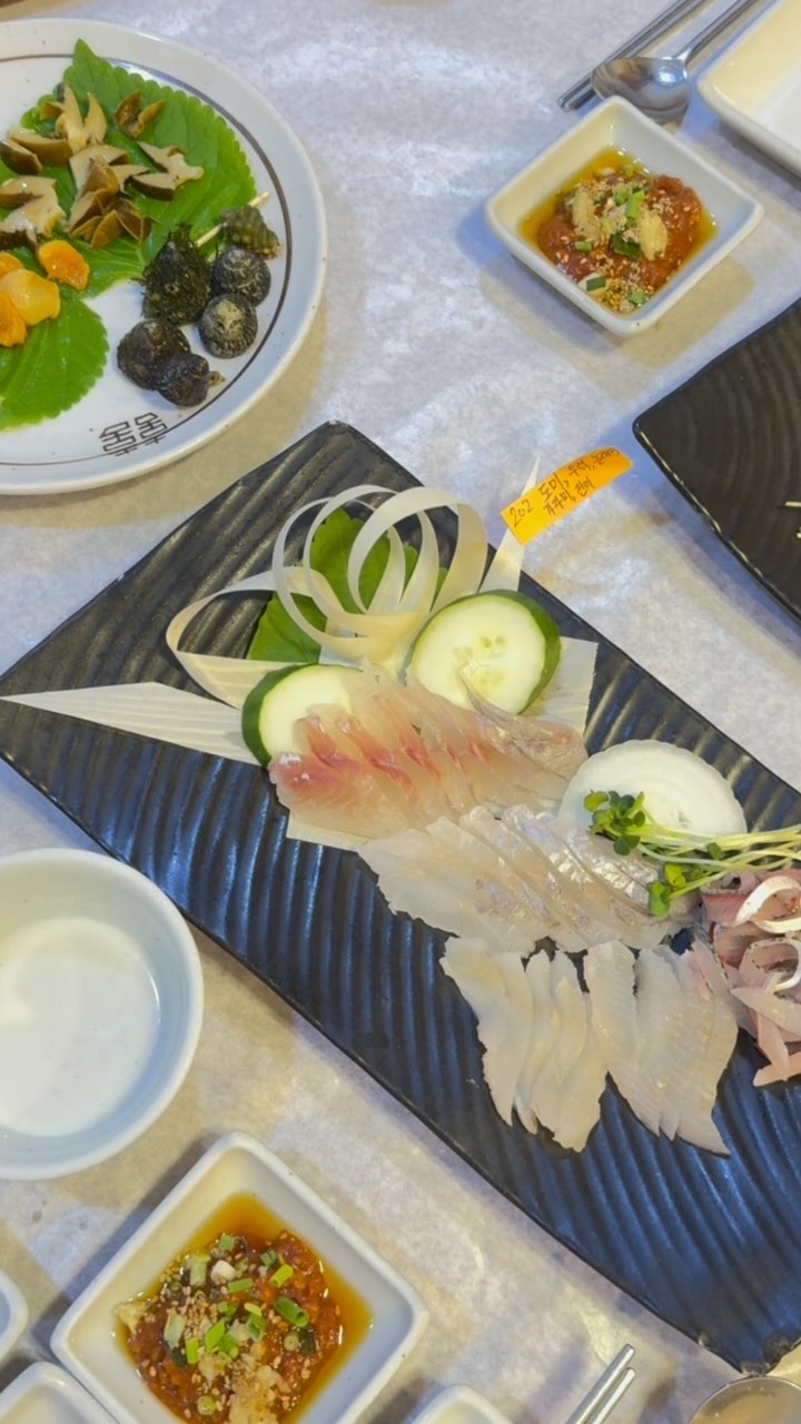 깔끔하고 분위기 좋은 #방파제 ૂ❛ᴗ❛ر*ૂ .
광안리갔다가 밥 먹으러 들렀는데
#점심 특별 정식도 잘 나오고 꽤 괜찮더라고요.~ 

비쥬얼도 굿굿 
먹음직스러운 자연산회, 매운탕, 튀김, 손수 만든 반찬등 
한상 가득 나와 
맛도 정말 일품이었어요 ~ 

비린내 1도 없는 영롱한 빛깔의
회 초보자도 충분히 먹을 수 있어요!!
고소하고 부드러운게 너므 맛있네요 ~
친절하신 직원분이 응대해주시고

갓잡은 싱싱한 회 드실려면
지금 바로 방파제 달려가셔야 합니당 🐟

✅️ 부산 방파제
✅️ 부산 수영구 광안해변로 294번길 24
✅️ 매주 월요일 휴무
1층 방파제테이블(단품식사)
2층 방파제다이닝(개인룸)
3층 방파제다이닝(단체룸)

.

.

.
#협찬 #밀락더마켓맛집 #광안리물회 #광안리맛집 #부산횟집추천 #자연산횟집 #광안리횟집 #광안리방파제 #민락더마켓맛집 #물회맛집 #부산물회 #회도시락 #회배달 #광안리회포장 #민락동횟집 #부산맛집 #광안리맛집 #민락동맛집 #광안리맛집추천#instafood #부산광안리횟집 #부산물회맛집 #부산현지인맛집 #블루리본맛집 #디너의여왕 #저탄수화물식단