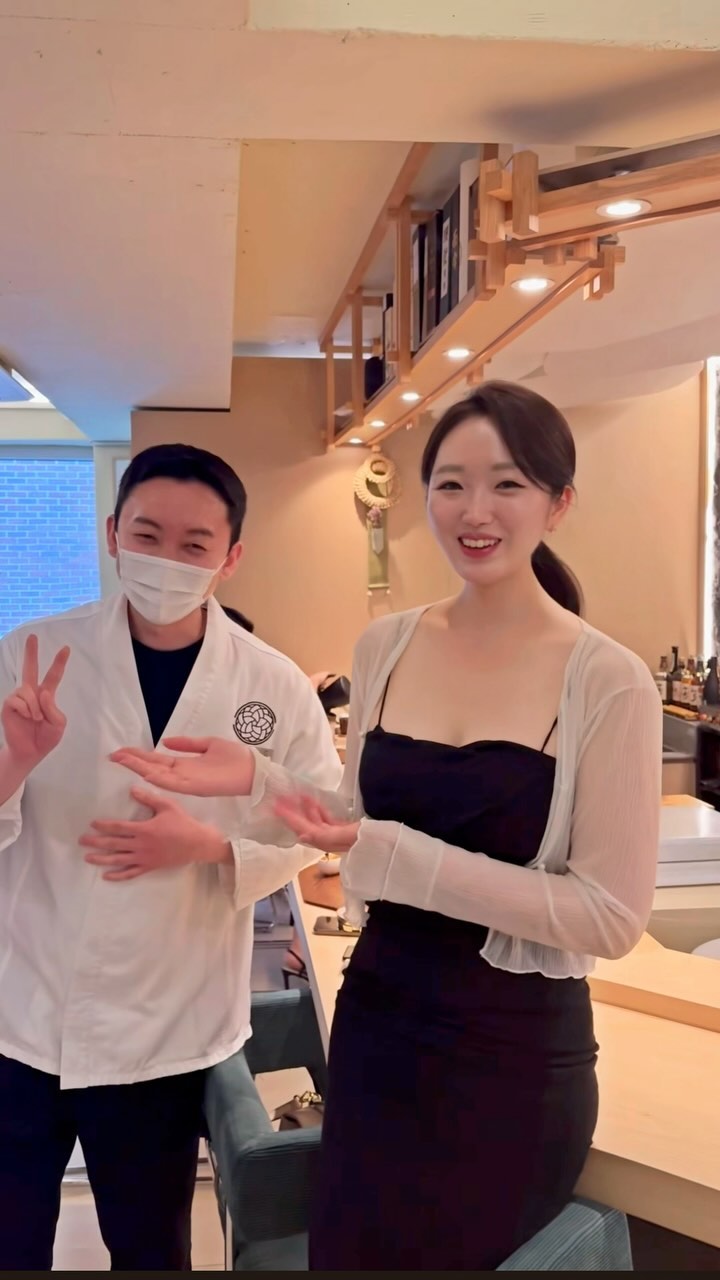 #유상무아내 이후로 같이 사진찍자고 한 사람이 내가 처음이라 하셨던 ..🐰

우리 #회식 겸 #오마카세 겸 나름의 #회의 도 해야 하는 날에
너무나도 만족했던 #스시미루 🤍🩶 
평소에 계란들고 다니구 식비가 많이 안들어서 한번에 맛있는고 먹으면 죠은 내 #취미생활 🩵🩵
아직 #미식가 는 아니지만 #다이어트식단 하면서 사는 내게 넘나리 행벅한 기억을 주신 쉐프님 ㅠㅜ🙌 
#먹스타그램 아닌이상 음식사진은 잘 안올리려 했는데 #재방문의사있음 이라 기억해됴야지 ✨✨

#압구정맛집 #압구정로데오오마카세 #압구정오마카세 #압구정스시 #오마카세스시