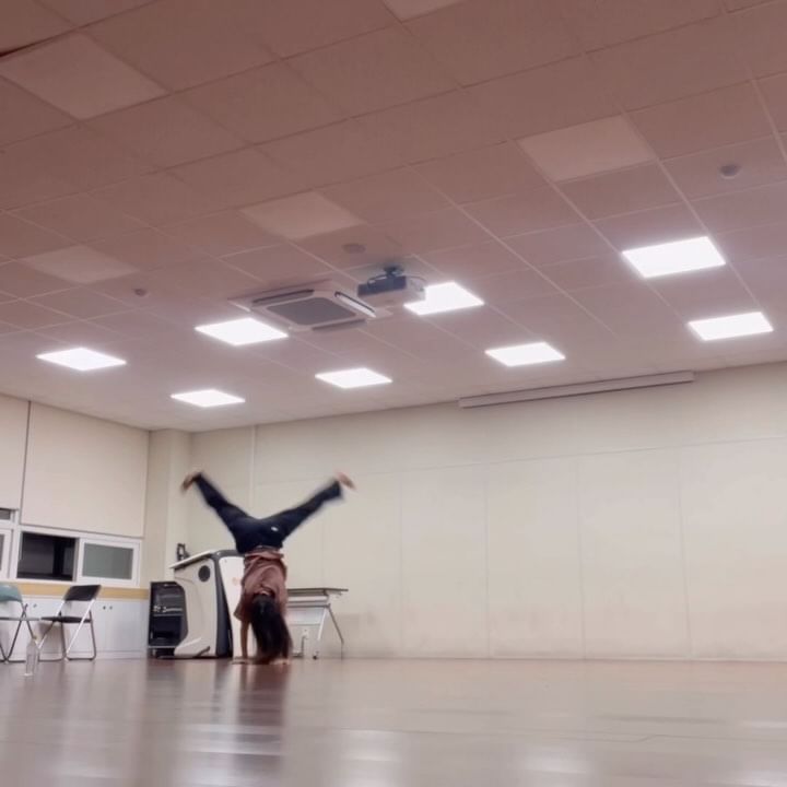 나랑 놀자 

#연습실탈출#기원1일차 
#릴스 #reels #dancechallenge