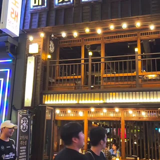 #협찬

주말 저녁으로 먹었던 
영등포역고기집 마굿간생고기!

하나부터 끝까지
직원분이 붙어서 구워주셔서 편했고
밑반찬도 딱 고기에 집중할 수 있게
깔끔하고 맛있었음

매장 밖에서부터 고기 숙성냉장고가 보이던데
그래서그런가 삼겹살 육즙 진짜..bb
직원분이 완전 겉바속촉하게 구워주셔서
씹으면 바삭!한 식감 다음에
입안에서 육즙 팡 튀는게 맛있었음

식사로 냉면이랑 도시락 중에서 고민하다
도시락으로 골랐는데 요것도 괜춘!!

#영등포역고기집 #영등포역삼겹살 #영등포역맛집 #어제저녁