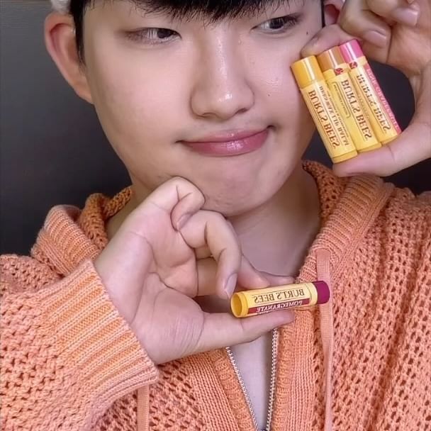 #제품제공 @burtsbeeskr
안녕하세요 시월입니다 :)
꿀벌로부터 얻은 자연유래성분인 비즈왁스로
숨쉬는 입술/편안한 보습력의
버츠비 모이스춰라이징 립밤 소개해드려요!

솔직히 립밤은 언제 어디서나
꾸준히 사용하는 제품군이잖아요?
그래서 저는 퀄리티를 더 중요하게 생각하는데
버츠비 립밤은 말해 뭐해…너무 좋습니다.

Beeswax – 프레쉬한 페퍼민트 향
Honey – 달달한 꿀 향
Pink Grapefruit – 상큼한 자몽 향
Pomegranate – 새콤한 석류 향

우선 입술이 굉장히 편안한 립밤이고,
발랐을 때 두께감은 안 느껴지는데
촉촉한 보습력이 오래 가더라고요 :)
네 가지 중 석류 만 컬러가 있는 립밤이고
나머지는 투명한 립밤입니다!
저는 네 가지 중 향이 취향 저격이라
자몽 향을 가장 잘 사용하고 있어요 :)

#버츠비 #버츠비모이스춰라이징립밤 #버츠비틴티드립밤 #립케어 #비즈왁스립밤 #파룸체험단 #허니립밤 #자몽립밤 #석류립밤 #틴티드립밤로즈 #올리브영립밤