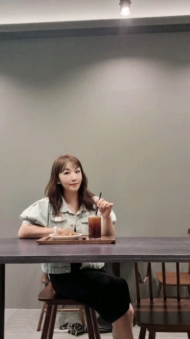 #광고 #디프카페 ☕️ 🍰
카메라 as 맡기러 나갔다가 티라미슈 먹으로 호다닥 ~ 💖
집에서 티라미슈 먹을땐 차갑게~ 밥수저 듬뿍 떠서 먹는뎅 ㅋㅋ 오늘은 예쁜 감성가득한 카페라 디저트스푼으로 야금야금~😘
아아도 여긴 제 스탈 👍 산미있고 없고 선택되고 찐~ 좋당~~~~
넘 늦게 오믄 티라미수 솔드아웃 이래유~
뷰도 좋고 커피랑 티라미슈랑 디저트 맛있고 예쁜 거울앞에서 찰칵~ 📷
#디프카페#발산카페#마곡카페#오늘일상#타라미슈🍮
#디저트맛집