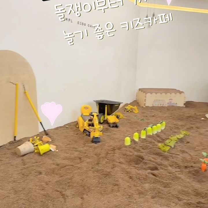 @20241003

깨끗한 😃
관리하는 곳😁
편한히 쉴 수 있는 곳☺️
다양하게 먹으며 놀 수 있는 곳👍
모래놀이 +키즈카페 + 아케이트존 무표🤩
2시간으로 부족해🥺 마감 20분 남기고 울고불고😂
엄마는 방전🪫 현재 우리쭈는 20% 부족해 진행형