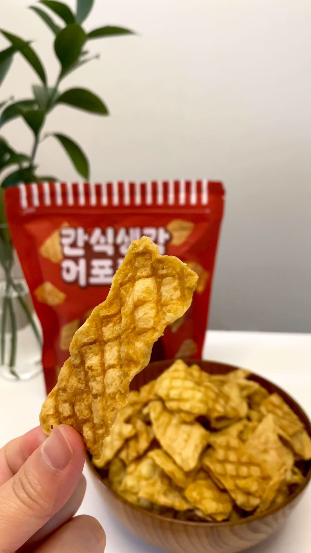 .

바삭!! 

이소리를 듣고도  바로 잠들 것인가 ㅋㅋ

연휴 마지막 날은 
어포튀각에 맥주 한잔이지🍺🍻🍺🍻

손에 기름이 거의 묻어나지 않아서
집게 없이도 먹을 수 있어서 너무 좋아유😝😝

@botaseoul 

#어포튀각 #간식생각어포튀각 #맥주안주 #육퇴후 #캠핑필수템 #안주추천