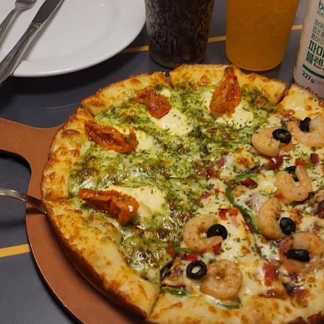#협찬 미스터피자🍕

미스터피자 신메뉴 먹으러 명일점에 다녀왔어요:)

바질페스토와 프리미엄 마스카포네 치즈가 만나 
쉬림프와 반반으로 구성되어 있는 
맛있는 신메뉴 레전드 쉬림프 피자

평소 새우도 너무 좋아하고 
바질페스토도 좋아하는데 
좋아하는 메뉴가 한 판에!!💕

직접 매장에 방문해서 먹으면 
미스터피자 샐러드바도 먹을 수 있어서 정말 좋아요
시그니처 메뉴 1개당 미니볼 1개 제공된답니다
이번 미스터 피자 신메뉴 너무 맛있어요. 강추해요😍🩷

@mrpizza_official_
#미스터피자 #미스터피자메뉴 #미스터피자신메뉴 #미스터피자추천 #미스터피자메뉴추천 #피자맛집 #피자브랜드추천 #미피 #미피메뉴추천