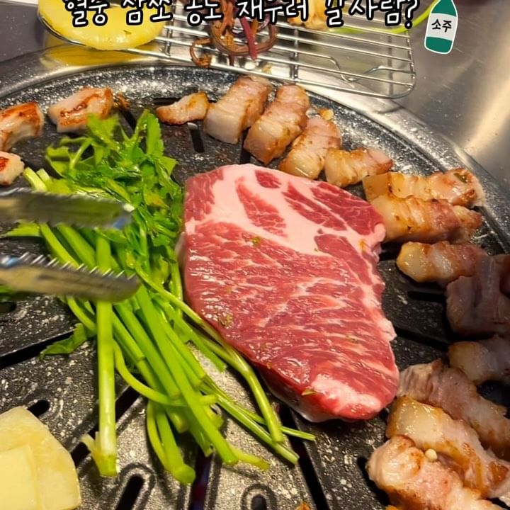 #미가육 워터에이징 삼겹살 맛집🥹⭐️네이버 예약 평일 10% 주말 5% 할인 이벤트까지

구의 미가육,,, 여기 워터에이징 삼겹살이라서
육즙이랑 풍미가 확실히 남다름
다른 데서 먹던 삼겹살이랑 비교가 안 됨‼️

육즙이 촉촉하게 입안에서 퍼지는데 
고소한 맛도 그대로 살아있음. 
그리고 고기가 두툼해서 씹는 맛도 좋음. 
고기 좋아하는 사람이라면 무조건 좋아할 듯. 

인테리어도 진짜 깔끔함. 
보통 삼겹살집 가면 기름 냄새 나고 
좀 지저분한 경우가 많은데, 
여긴 그런 거 전혀 없음. 
딱 봐도 신경 많이 쓴 게 느껴짐. 

특히 어른들이랑 같이 와도 
부담 없을 정도로 정돈된 분위기라 
부모님 모시고 오기도 좋고, 회식 자리로도 딱임. 
넓은 테이블이랑 좌석도 많아서 단체로 오기도 문제없음.

그리고 삼쏘 빠질 수 없지!!!🤤
술이랑 같이 먹으면 더 맛있고, 
고기도 다 구워주시고
직원분들도 친절해서 
불편한 점 하나 없이 편하게 먹을 수 있었음🥰

📍위치 : 서울 광진구 자양로18길 7-1 1층, 2층 구의 미가육

#협찬 #구의 #구의동맛집 #구의역맛집 #구의맛집 #구의역 #건대맛집 #건대입구맛집 #건대데이트 #삼겹살 #목살 #건대핫플

이 글은 리뷰노트를 통하여 본 업체에서 제품 또는 서비스를 제공받아 작성한 글 입니다.
