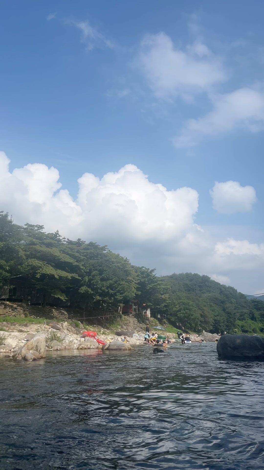 🍉서울근교 애견동반 가능한 계곡🍉
성수기시즌에 꽉 찬 예약들 사이로 발견한 애견동반 평상대여가능한 계곡!
.
놀기도 너무 좋고 수심도깊어 스노쿨링도하고 숯불에 고기까지 가능하다니...츄룹🫠
다음주에 또 갈 예정인 나만알고싶은 계곡강츄에오ღღ 
.
.
#여행에미치다_국내 #가평계곡 #애견동반계곡 #계곡평상대여 #서울근교계곡 #명지계곡