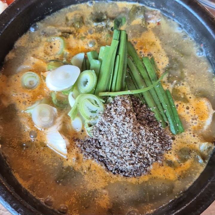 2번 연속 방문해서 야무지게 먹다가
나 혼자 먹으면 안되겠어서 올리는 릴스💓

할머니가 끓여주신 흑염소 전골 아니면 못먹는데,
할머니가 끓여주신 잡내 없이 깊고 깔끔한 맛이 자꾸 생각나 재방문했습니다♥️

흑염소집으로 재오픈한지 얼마 안돼서 아직 모르는 사람이 많아 공유해드려요~~~

산북흑염소
위치: 경기도 여주시 산북면 광여로1107
영업시간: 화-일10:00-20:00 (월요일 휴무)
주차 가능

#여주 #여주맛집 #흑염소 #흑염소전골 #흑염소무침 #흑염소수육 #흑염소맛집