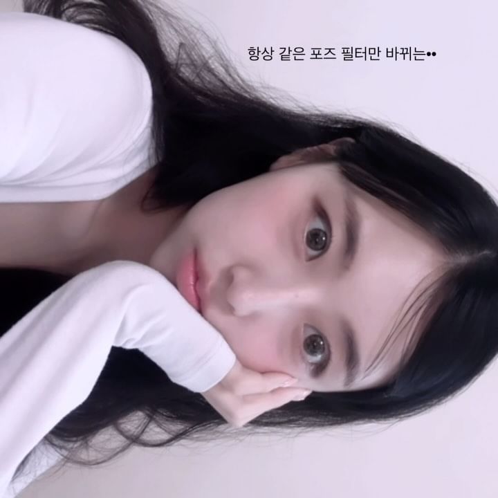 소나무 포즈 ••🌲✌️
스토리 반응이 좋은거같길래 올리는 셀..카…
셀카 올리려면 큰용기가 필요한 요즘🥲

피드로올리면 얼굴 확대되는게 싫어서 릴스