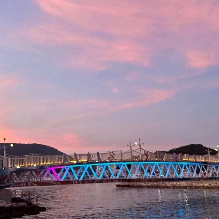 #벙개

급만남은 언제나 즐겁쥬 ❤️
날씨도 좋고 노을이 너무 예뻤던 날 
선우앓이 하는 삼촌이랑 삼촌 좋아하는 선우
투샷보고있으면 흐뭇 ☺️
근데 선우야 이모 질투나게 흐즈므르 ㅋ ㅋ ㅋ ㅋ
이모도 좀 좋아해조 🫶

.
.
.

부산 기장 당일 코스 
#고와정 ➡️ #기장해녀촌 ➡️ #연화리 편맥

#부산 #부산기장 #부산연화리 #부산맛집 #부산데이트 #부산코스 #기장맛집 #기장핫플 #기장연화리 #기장가볼만한곳 #기장여행 #기장여행 #기장연화리해녀촌 #기장연화리맛집