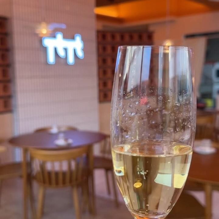 이번역은 전 메뉴 1만원대 가격에 분위기 낼 수 있는 데이트 맛집역입니다 내리실 문은 👇 *협찬

#건대역 #탄토탄토 

가격이 합리적인데 음식 퀄리티도 좋은 건대 맛집 아시나요?

고려대 무르무르드구스토, 경희대 코지인무르무르 양식을 만드신
양식 경력 10년 셰프님이 건대에 새로 오픈하신 곳이에요
게다가 샴페인 가격도 너무나 저렴해서 바로 주문했어요

➰ 루이 페드리에 B ₩19,800
: 섬세하고 균형잡힌 산미, 백과일과 꽃향기가 어우러진 프레쉬한 맛

➰ 딸기, 리코타 샐러드 ₩11,800
: 봄 스페셜 메뉴로 상큼한 봄딸기와 리코타 치즈

➰ 하우스 스테이크 ₩24,800
: 수비드 채끝등심 스테이크(200g), 시금치 페스토, 구운야채

➰ 스테이크 크림 페투치네 ₩17,800
: 생면 페투치네 크림파스타, 수비드 채끝등심 100g

👍 탄토탄토 추천 이유
1️⃣ 유니크한 비비드한 노랑 인테리어
2️⃣ 상큼한 샐러드와 부드러운 스테이크
3️⃣ 1만원대 가격으로 합리적인 가격

🐽 탄토탄토
🐽 서울 광진구 아차산로33길 49 (화양동) 2층
🐽 매일 11:00-22:00
14:30-17:00 브레이크타임
라스트오더 21:00

@@이번 주말 건대로 분위기 내러 갈 연인, 친구 태그

🚂 #혜먹열차_건대입구역 #건대데이트 #건대스테이크맛집 #건대파스타맛집 #딸기리코타샐러드 #스테이크크림파스타