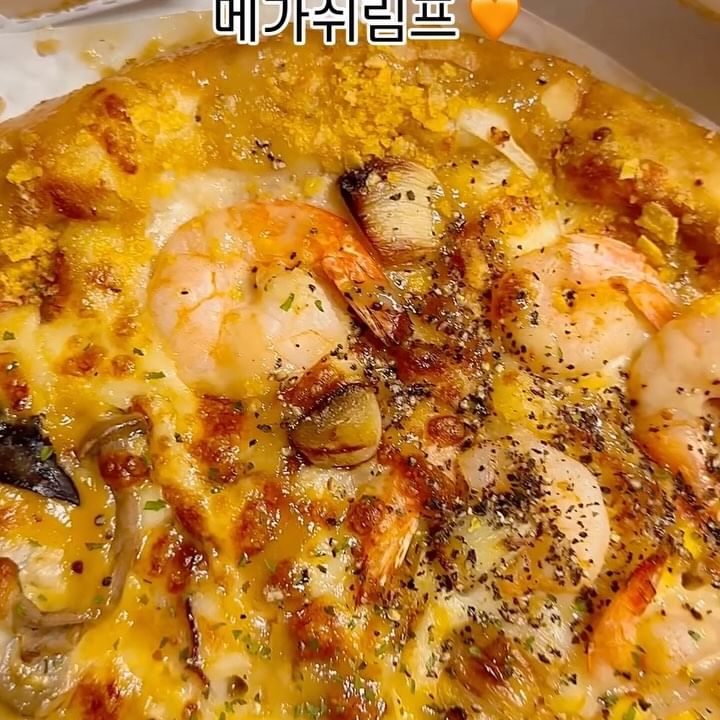 겉바속촉 부드러운 #고메밀크도우에 달콤빠싹 갈릭과 오동통한 새우가 한가득이었던 #메가쉬림프갈릭크런치 랑 콘크럼블 조화가 끝내줬던 #뉴욕비프갈릭크런치 반반으로 시킨 나 매우 칭찬해 🥴

8월 18일까지 배민에서 최대 7000원 할인 중이니 다덜 언능 달려가세유👍🏻

https://baeminkr.onelink.me/XgL8/.bbfc7b5d

이번 신메뉴 반반으로 주문하는 거 매우 추천입니당👏🏻

#협찬 #청년피자  #먹스타그램 #음식 #피자맛집 #갈릭피자 #피자추천 #피자소개 #맛있는피자