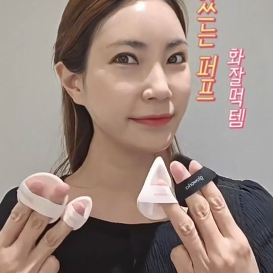 #협찬 #글로웍스
#글로웍스퍼프 #뜯어쓰는퍼프 

손쉽고 편안하게 피부메이크업하세요!
글로웍스의
국내최초 뜯어쓰는 팔레트퍼프
소개드려요!

팔레트 퍼프는 2종류로
글로우촉촉핏과 매트보송핏 버전으로
완전밀착퍼프로 넓은 볼과 이마를
촉촉하게!

눈밑과 헤어라인은
매트보송핏 물방울퍼프로
꼼꼼하게!

엣지퍼프로 블러셔까지!

프리미엄 루비셀원단으로 
제작되어 피팅감 굿 밀착력굿!
재미있는 뜯어쓰는 펄레트퍼프
완전 추천드려요^^

#팔레트퍼프 #딱지퍼프