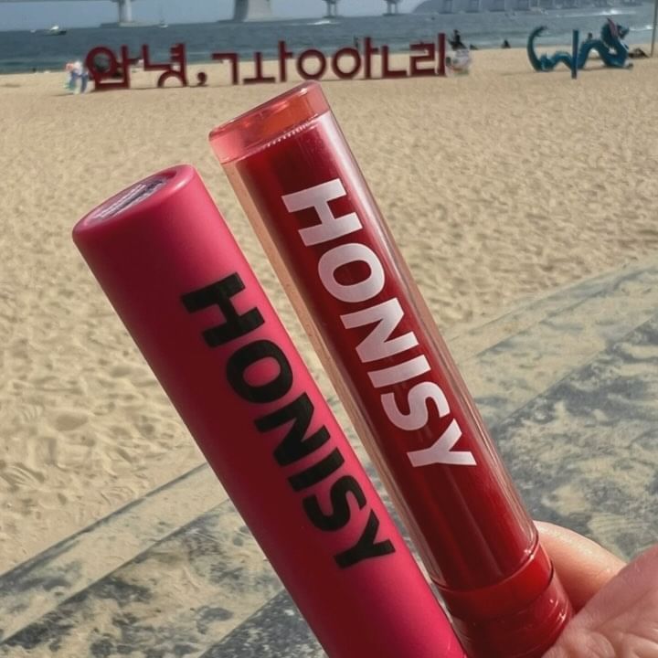 #HONISY #허니시 #허니시립틴트

8종 모두 1년 내내 사용해도 되는 색상에 
기초화장품 보다 더 많은 영양 추출물들을 넣어
입굴 보호 영양에도 좋고 각질 부각없는 
전 컬러 레이어링된 HONISY TINT💙

꼭 써보시길 바래욧🫧
 

#가을메이크업 #라떼메이크업 #가을변신 #KOREAMAKEUP #KBEAUTY #데일리메이크업 #립스타그램 #립추천 #립틴트추천 
#립메이크업 #틴트추천 #허니시립 #촉촉틴트 #벨벳틴트 #선물추천 
#허니시가을변신 #앰플틴트 #부산틴트 #동백틴트 #츠바키틴트 #영양틴트 #동백틴트 #바다틴트 #광안리해수욕장 #광안리