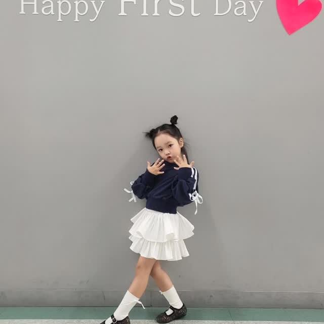 #학원데이
⠀
오늘도 일찍 도착해서 사진찍고 춤 추고 놀기🫶🏻
거의 #포즈장인 🤭
⠀
⠀
#여자아이들 #클락션 #클락션_짱구챌린지 #클락션챌린지