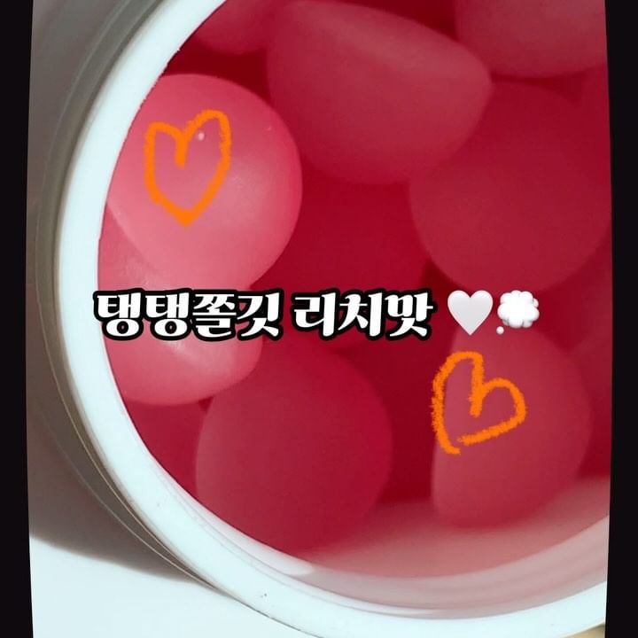 #광고 빙그레건강TFT
비바시티 비오틴젤리
@binggrae_health.tft 

Tasty & Healthy!
건강을 맛있게 관리하는 VIVACITY 🤍

하루 2개의 구미로 채우는 고함량 비오틴
제로슈가! 당 0g으로 당 걱정도 제로! 
처음엔 비오틴이라해서 특유의 향이나 맛이
있는줄 알았는데 
진짜 그냥 쫄깃쫄깃 리치향 맛있는 구미 먹는느낌!!!
달달한 젤리땡길때 대용으로 굿이에요

비오틴 5,000% 함유 (% :  1일 영양성분 기준치)
로 맛있어서 꾸준히 먹게 되더라구요!
전 책상앞에 두고 매일 먹고있어요!!!

고함량 비오틴 뿐만 아니라
비타민 B1과 B6’까지 함유 (% : 1일 영양성분 기준치 대비)  ㅣ

#제품제공 #빙그레건강tft #비바시티 #비오틴젤리 #영양제추천 #비오틴영양제 #비오틴추천 #싱글즈 #인품사