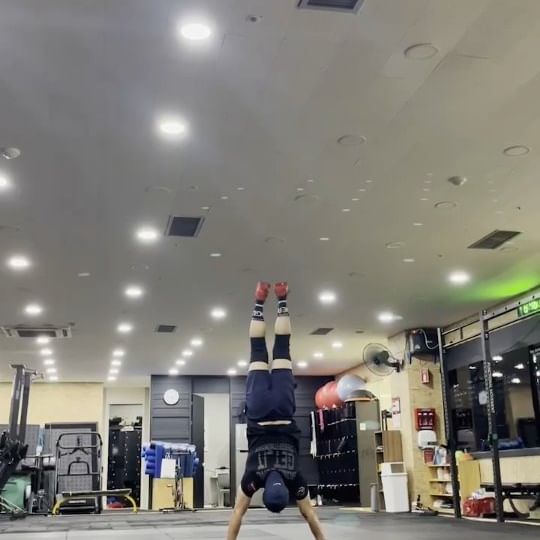 #코치가되는길 

#핸드스탠드푸쉬업 은 도대체 언제 되는걸까요?
아니아니~  #핸드스탠드 라도 언제 되는걸까요?

성공의 찰나를 담고 
염원해봅니다.... 😂

#모든운동is크로스핏🏋‍♂️ #논산크로스핏 #크로스핏 
#크로스핏터 #짐내스틱  #크린이  #운스타그램 😁
