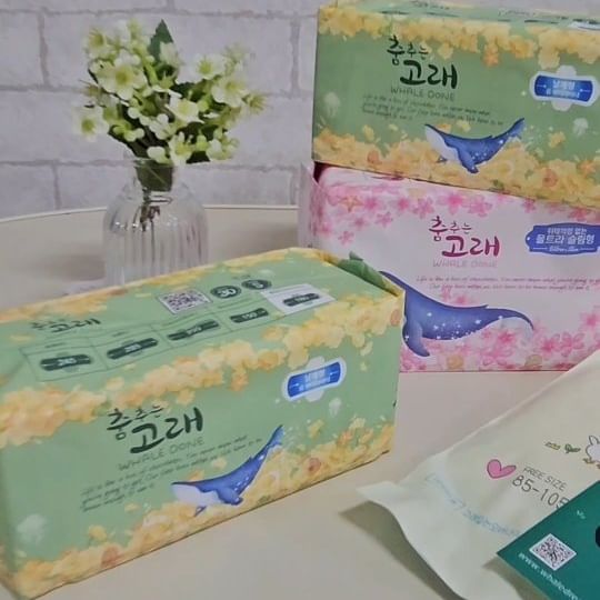 #협찬 

이제 생리대 유목민 생활 끝😎
춤추는 고래 날개형 팬티라이너와 소형생리대 
완전 딱 나에게 맞춘 듯한 편안함 너무 좋아

한달에 한번 찾아오는 그분
안그래도 짜증나는데 생리대까지 안맞아서
피부트러블 생기거나 흡수력이 안좋아 새기라도 하면
그때부터는 정말 지옥🤬🤬🤬🤬

생리대의 흡수력과 라이너의 편안함을 겸비한 소형 생리대라니
처음에는 뭐 말만 번지르르 하겠지 했는데 
타사 제품에서 볼 수 없는 날개형으로 제작되었다더니
움직임이 많은 날에도 밀리거나 접히지 않아서 완전 신세계
나 팬티라이너 진짜 말리고 접히는거 때문에
미쳐버리기 일보 직전이었는데 날 살려준 구세주🥹🥹

매일 엉덩이 떼지 못하는 내게 딱 좋은
시원한 통기성으로 
피부트러블 걱정없는 생리대라고 하니
이제 나는 두렵지 않구나😎

@okwhaledream 

#광고#춤추는고래#소형생리대#팬티라이너#날개형팬티라이너#날개라이너#롱팬티라이너#여성용품