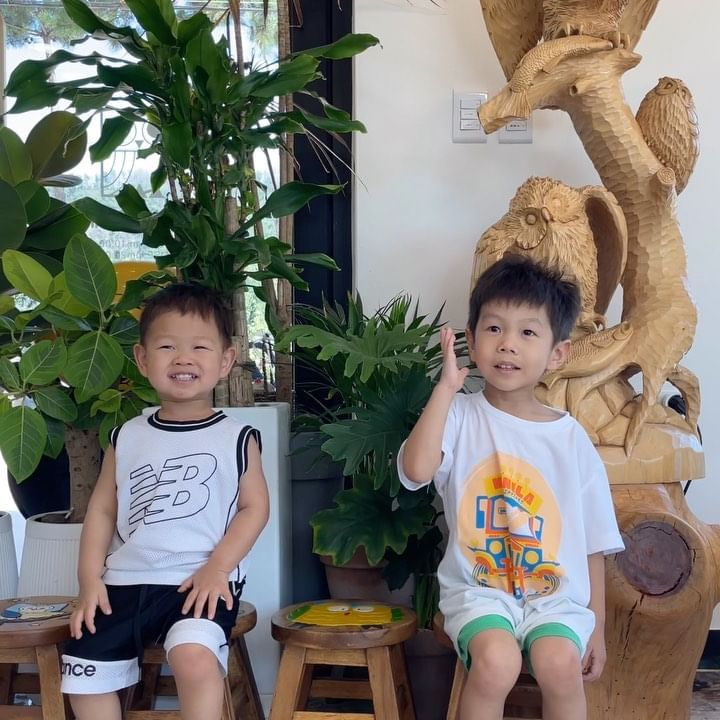 세상 모든 부엉이들을 다 본거 같은

울진 < 부엉이카페 > 
로브라더스가 너무 좋아했던 카페 
하루종일 부엉이부엉이~~ 
여기저기 부엉이구경도 많이하고
즐거웠던 2024년 8월 여름

#로브라더스
#울진 #울진카페 #부엉이카페
#울진부엉이카페