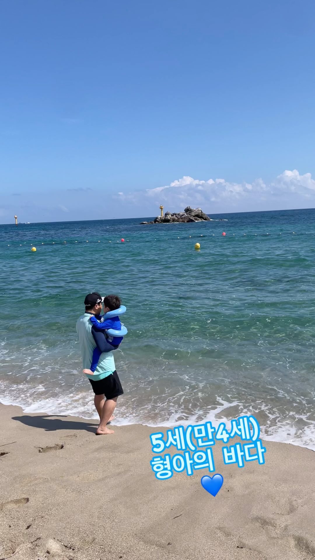 5세형아의 비다! 
로운이는 
포항바다에서도 놀아보고
울산바다도 봤었고
바다는 익숙한지 잘 논다~ 

파도랑 ‘나 잡아 봐라~’ 하면서
엄청 뛰어다니던 로운이도
집에 가자고 했더니 안간다고;;; 

로이는 첫 바다여서 도망가기 바빴고~
로운이는 너무너무 신나서 파도랑 놀기 바빴던
울진 < 후정해수욕장 > 
💙

#cuteboyRoWoon
#5세바다 #바다 #파도
#울진 #울진바다 #후정해수욕장