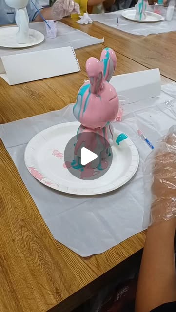 저는 요즘
사회복지사 
실습하고 있어요

제가 실습하는
아동센터에 며칠전에
대학생들이 와서 
재미난 수업을 하고 갔어요

동물모양 저금통에 
아크릴 물감을 부어서 
흘러 내리는 방법으로 🎨

그나저나 
아이들 하고 넘 친해져서
걱정이 되네요..

실습 기간이 끝나면
아이들이 찾을 것 같은데요

특히 6살 우리 00가 
젤 걱정 되네요

아이들이 모두 집에가면
우리 00는 저하고
부모님 기다리면서
한글 놀이도 하고, 미술도 하고..
재밌었나봐요..

남은 실습기간 동안
제가 할 수 있는데 까지
열심히 해볼께요

#사회복지사실습
#중딩맘
#실습13일차