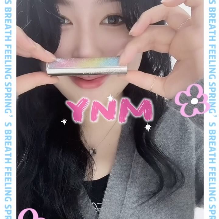 #협찬 #캔디허니립밤

올영에서 자주본 화려한✨ 케이스의 립밤 !
제가 소개하다니... 넘나 감격스러운것 🙊

전 중에서도 제일 화려한 케이스에 담긴
레인보우 립밤을 소개할게요 🌈

입술 온도에 따라 반응하는 ⭐️스마트한 온도 감응 립밤💋
💄스틱 밤 형태의 제형과 입술의 PH에 따라
나에게 맞춰 자연스럽게 발색되는 반 ! 전 ! 립 ! 밤 !
(진챠... 반전강조ㅠ 첨에 립이 노란색이라 놀랐쟈나 💛)

이 아이 원료적 특성인데 👀
천연항생제로도 불리는 마누카꽃🌺 꿀🍯로 제작되어
보습,진정이 일반 꿀🍯 10배 이상의 효능을 볼수있어요
한번만 발라도 끼임없는 쵹촉함의 비밀이 바로 여기에 ✨

+ 치크로 사용했을 때 은은한 저 색감두 봐죠라 (❁´▽`❁)🩷
착색이 거의 없어서 립앤치크로 활용도 UP!
퍼스널 컬러 다 필요없어 알아서 발색되는 효자립💋

@ynmbeauty_official 

#광고 #올리브영립밤 #올영립밤추천 #레인보우립밤 #YNM립밤