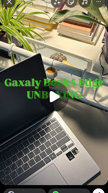 #갤럭시북4엣지 #copilotpc #갤럭시북ai이벤트 #학생복지스토어 #에브리유니즈

휴대성이 용이한 노트북을 찾다가 발견한 이 요물같은 노트북으로 릴스를 만들어 봤어요

ARM기반 노트북으로 저전력, 저소음이 특징인 노트북인데요. 매일 노트북을 들고 도서관으로 출퇴근해야하는 저에게는 이 두 장점이 크게 다가와 구매를 했답니다 🫶

아직 호환성이 부족하다는 단점이 있긴하지만 고성능을 필요로하는 그래픽작업자들에게는 단점이 부각될 수 있지만 오히려 저 같은 인강용, 사무용 사용자들에게는 오히려 쾌적한 환경이 부각되는 그런 제품이더라구요

온디바이스로 탑재되어 있는 co-pilot프로그램은 내장 ai의 역할을 하구 있고요

노트북이 터치가 되면 또 얼마나 편리하다구요 !! 원하는 부분에 손을 갖다대기만하면 되니까 패드보다 유용하게 쓰일 것 같기도 하구요 ㅎㅎ

1.17kg의 노트북이 이렇게 알차기 있나요 ? 너무 편하네요