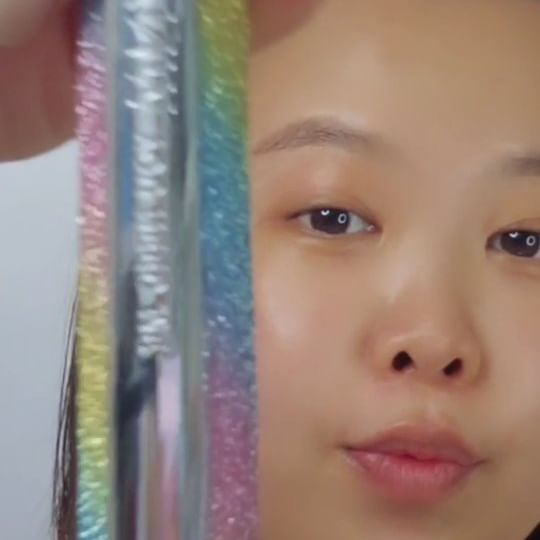 #광고
제가 좋아하는 립밤 하나 소개해 드릴게요! 
저번에 소개해 드렸지만 저는 너무 좋아서 릴스로 한번 더 키키
YNM 허니 립밤은 총 5가지인데 전 "레인보우 허니 립밤"을 좋아해요! 제 최애 립밤 중 하나로 꼽아요!! 

올영메이트로서 손님들도 자주 사가는거 봤는데 왜사냐고 한번 물어본 적이 있는데 케이스가 우선 이쁘고 색이 이뻐서 산데요 ㅎㅎ정말 케이스가 화려해서 눈에 잘 띄기에 어딜가서라도 내꺼야 라고 당당히 집을 수 있는 ㅋㅋㅋ

올영 립밤추천하면 저도 쓰는거 추천하거든요?
진짜 레인보우 허니 립밤 써보라구 권유하고 있답니다 ㅎㅎ
왜냐 제가 그 립밤 써보고 좋으니까 ㅋㅋㅋ
그리고 피부 ph에 따라 색감의 온도가 달라지는 반전립밤이라 바르는 재미가 있는 립밤이예요 ㅎㅎ
발림성도 보습으로 꽉 찬데 꿀, 스쿠알란, 비즈왁스가 들어가 보습이 잘 되는거고 텍스쳐도 사르르 녹아 입술에 착붙되는 립밤이예요!

그리고 이거 말고도 색감이 발색되는게 좋다하시면 
레드발색인 유니콘 허니립밤, 코랄발색인 캔디 허니립밤, 맑은핑크발색인 캔디 허니립밤 쓰시면 좋을 것 같고 내 남친 내 남편 선물 주고싶다 하면 내추럴 멜팅 허니립밤 쓰시면 된답니다! 

올 겨울 정말 춥다고 하더라구여ㅜ건조함도 그만큼 잘 느끼겠죠 ㅜㅜ여러분들도 입술 보호 꼭 하며 보내시길 바래요 !!

https://www.oliveyoung.co.kr/store/goods/getGoodsDetail.do?goodsNo=A000000144067
 @ynmbeauty_official
#캔디허니립밤 #올리브영립밤 #올영립밤추천 #레인보우립밤 #YNM립밤 #허니립밤 #립밤추천 #환절기립밤 #보습력 #겨울립밤 #화장하기전 #생기입술 #생기립밤