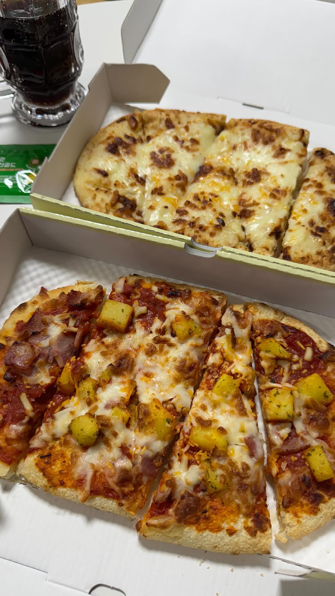 #협찬 #고피자 🍕

고피자를 편의점에서 먹을 수 있다니!🤩
주변 GS25 편의점에서 간편하게 즐길 수 있어요~!
‘냉동 피자‘ 가 아닌 편의점 내 ’오븐에서 직접 구워주는 피자‘라서 짱짱맛🤩

🍕트리플치즈피자
3종 치즈가 듬뿍 들어간 달콤한 맛이 매력적인 피자로 
남녀노소 모두 좋아하는 맛!
개인적으로 젤 맛있었어요⭐️

🍕베이컨포테이토피자
토마토 소스 베이스에 포테이토, 베이컨이 들어간 
담백하고 짭쪼름한 스테디셀러 피자

🍕미트치즈피자
토마토 소스 베이스에 미트가 듬뿍 들어간 매콤한 피자로 맥주 안주로 추천!

✔️[우리동네GS] 앱을 통하여 포장, 주문 가능해요!
(어플 내 ‘매장찾기’를 통해 고피자가 입점된 인근 매장 검색 가능)

✔️퇴근/하교 하며, 혹은 피크닉, 캠핑 등 주문 약 5분 이내 픽업/배달 가능

✔️꿀조합 : 고피자+탄산 조합이면 2판도 가능!!!😆

@gopizza.kr 
고피자 프로모션이나 시식권 이벤트 등을 진행합니다!

#GS25 #편의점신상 #피자종류 #디너의여왕 #먹스타그램 #맛스타그램 #먹팔 #pizza #gopizza
