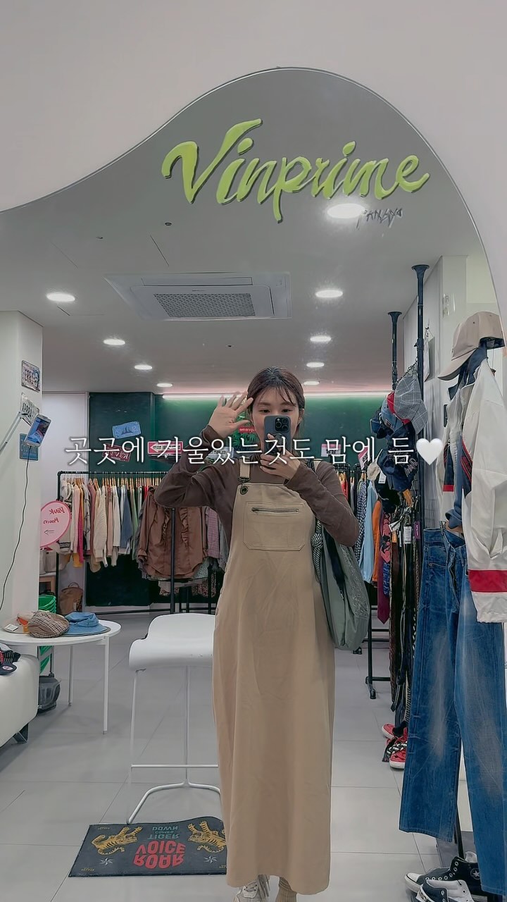 -
아니 나 진짜로 구경만하러 갔다가 득템 기분내고 온 이야기해볼게요?

저는 빈티지샵 구경을 너무 좋아하는데
가을 시즌 맞이해서  이번에 또 구경 가봤거든요?(핑계도 좋죠?ㅋㅋ)

여기는 처음 가본 곳인데 내 서타일이 한 가득..🤍

이것도 맘에들고, 저것도 맘에드는 순간 자세히보니까
아래층도 있길래 바로 아래층 내려가봤어요!!

아래층도 공간분리와 스타일, 컬러별로 구분이 되어있어서
차근차근 보기가 편하더라구요

그리고 여기 곳곳에 거울 있는 것도 맘에듬!
걷다가 그냥 바로 거울셀카 쌉-가능👍🏻👍🏻

하.. 내가 들었다놨다했던 크리스마스 느낌났던 초록니트
컬러배색이 이쁘고 왕오버핏이 좋았던 보라색 맨투맨💜
구리고, 위층에서 너무호호 귀여운 키즈모자도 발견했어요!
도라에몽은 못 참쥬... 컬러배색까지 넘니 완벽💙♥️

이렇게 구경만하려다 한 봉다리 들고나온 쇼핑 끝!
저는 이 날 어떤 아이들을 득템했을까요? 힌트는, 영상 속에 있어요!

#뭘샀을까 #안알랴줌 #궁금하면500원 ㅋㅋㅋㅋ
