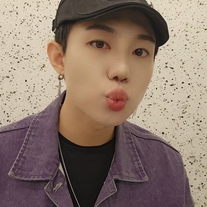 #광고 

아 오늘으으으으은!

립밤중에서 제일 화려한 립밤!
가방에서 꺼내면 바로 어머 언니 그거 어디꺼야 하고 물어보는 걔! [YNM의 레인보우 허니 립밤]과 시크하게 주머니에서 꺼내면 그거 어디껍니까 햄요 나온 [YNM 맨즈 비타 생기 립밤]

환절기때 걍 어디 깽판치는 갱스터마냥 난리나는 내 입술,,, 아니 뭔 입술이 이렇게 빨리 건조해지냐고요!

정신차리면 시한부가 된 것 같은 입술이 되어버리는 가을, 겨울. 립밤은 선택이 아니라 필수다.

진짜 신기한게 립밤이 색이 정해져있는게 아니라 PH에 따라서 발색이 바뀜...! 뭐야 카멜레온이야 뭐야.

지금 내 피부와 입술 상태에 딱 맞게 발색이 나타나서 굉장히 자연스럽게 생기가 돌고

립 메이크업 후에 따로 덧바르기에도 좋음!

역시 YNM인가...? 디자인과 질까지 둘다 잡았다...!

다들 앵두같은 입술로 올 가을 겨울. 가보자고!
.
.
.
.
#캔디허니립밤 #올리브영립밤 #올영립밤추천 #레인보우립밤 #YNM립밤