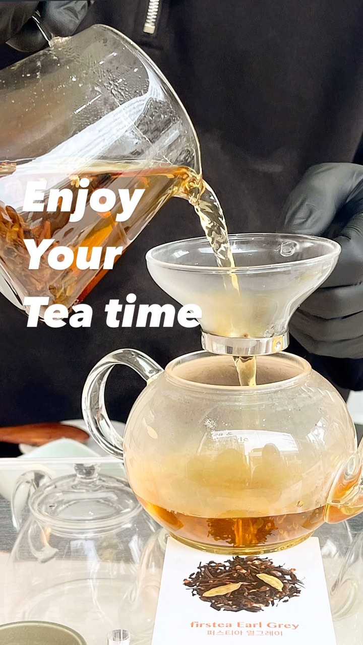 〰️
Enjoy Your Tea time

대전에서 프라이빗하기 티클래스 들을수 있는
갈마동 퍼스티아 티랩🤍

백화점 팝업으로 많이 접해봤던 퍼스티아 티랩-!
대전 티클래스 들을 수 있는곳 거의 유일해서
벼르다가 이번에 다녀왔다👍🏻 🏃🏻‍♀️
정말 너무 만족스러운 시간을 보냈다!

예약제라 편안하게 차 설명을 들으며 
차를 마실수 있어서 너무 좋았다 :)

친절히 설명해주시고 배려깊으셔서
차를 즐기는 사람, 차를 처음 접하는 사람도 
모두 좋아할만한 곳이었다 🫶🏻

✔️100% 예약제 (네이버 예약필수)
✔️추천메뉴: 블랙보리다즐링, 레몬엘로캐모마일
블랙보리의 구수함과 베르가못의 향을 담은 다즐링 얼그레이,레몬의 시트러스함과 사과의 달콤함을 담은 캐모마일 추천-!

조화롭게 어울리는 블랜딩에 진심인 곳이었다🧡

🤍차로 내려마시는 방법 선택하셔서 
같은차를 따뜻하게 한번, 차갑게 한번 마셔보시길 추천드려요!

📍대전 서구 계룡로367번길 27 1층 퍼스티아 티랩
@firstea_tealab 

#대전데이트 #둔산동데이트 #둔산동카페 #갈마동카페 #대전티클래스