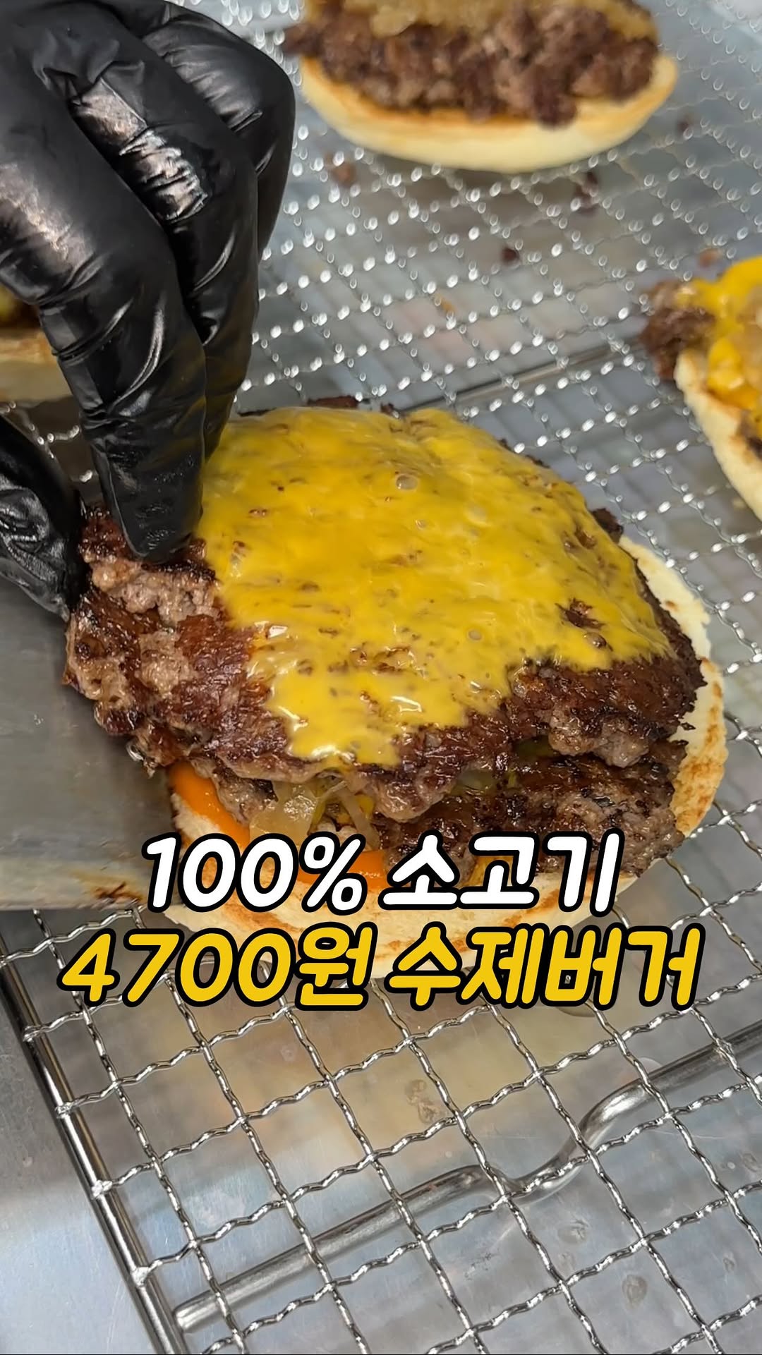 빅ㅁ보다 맛있는
4700원 신상 수제버거 집이 생겼어요!
순쇠고기 패티에
특별한 소스
로메인 토마토까지 올라가는데
4700원
완전 갓성비 거든요? 

빅사이즈 버거도 있는데 
이건 패티도 더 크고 
재료가 다 듬뿍 들어가서 
완전 한끼 든든한데

핫치폴레버거는 
진짜 맛있게 매워서
매운거 좋아하는 분들한테 추천하고 
젤 두꺼운거 원하시면
비프앤쉬림프 버거 시켜보세요👍🏻

수원영통역 1번출구 다빈치 안경 옆옆 가게라 
위치가 너무 좋아서 자주 갈것 같아요😌

📍경기 수원시 영통구 봉영로 1606 118호, 버거리 영통

#수원맛집 #수원맛집추천 #영통맛집 #수제버거