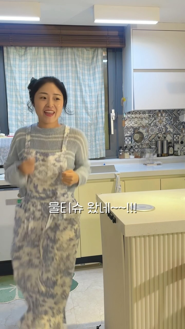 그건 물티슈고 !!!!
그건 세제고 !!!!
다 필요한거여 !!! 쿠팡에서 샀지 뭐🤣

아니 주말 피해서 오라고
잘 셋팅해놨는데
꼭 택배는 남편이 있을때 오더라구요!?🤣

들어다 주는것도 남편이
버리러 가는것도 남편이
ㅋㅋㅋㅋㅋㅋㅋ

그나저나
가을맞이 패딩처럼 도톰한 컵하나 샀눈데
증말 너무 예뿐거 있됴 🖤

나의 소확행🍂

💌
여러분은 남편과 택배를 맞이한날
어떻게 대처하시나요??

댓글로 공유해주세요👇🏻👇🏻👇🏻👇🏻