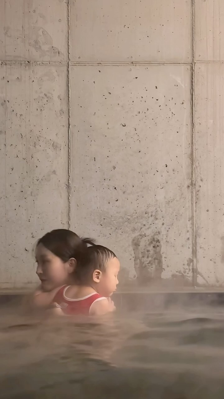 시원한 엄마와 그렇지 못한 아기🛀🏻♨️
