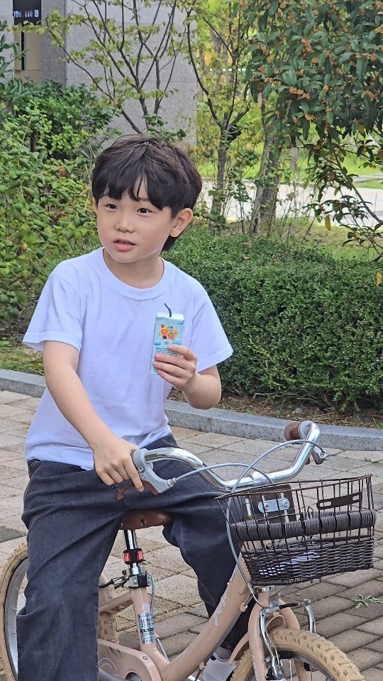오랜만에 하교 갔더니
시간 개념 상실한 엄마

학원 시간 2시간이나 남았는데
1시간으로 착각해서
계속 차량 기다림
ㅋㅋㅋㅋㅋㅋㅋㅋㅋㅋㅋㅋㅋ

1시간 더 남은거 민준이가 알아채고
1시간 동안 단지 내에서 데이뜨 🙈

내가 업어주니
민준이도 나 업어주고 
(반강제 스쿼트였음)

근데 왜 지금 내 허벅지가 아프지. . .
.
.
.
.
#금목서향기에둘다취함
#낙엽밟는소리도참좋고
#새로운사마귀친구도만남
#들어도모르겠는곤충이름
#왜오늘그렇게잘생겼냐니까
#자긴가을에좀더멋지다며
#겨울엔더멋질거같은데?
#냉미남민준찡