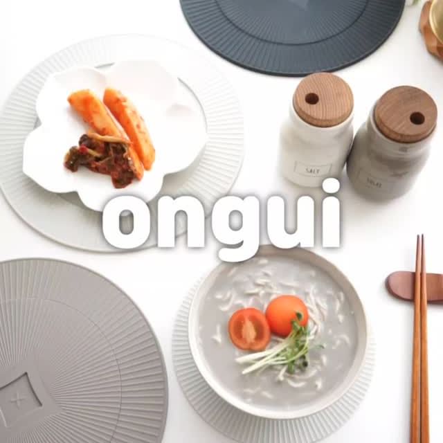 #광고 삶, 공간, 마음 채우다...Lifelog, 생활 소품 브랜드 #온기
#실리콘인덕션매트 겸 테이블매트
이렇게 예쁜데 활용도가 너무 좋아서 반한 실리콘매트에요🤗

써보니 너무 좋아서 주위에 선물로도 드리고 싶을 정도로
마음에 쏙 든 온기 실리콘인덕션매트 & 테이블매트

1개의 매트가 2개로 분리가 되어 인덕션에서 2개의
화구를 동시에도 사용할 수 있는데요
앞뒤 양면도 디자인이 다르고 다른 색상끼리 조합해서
사용할 수도 있어 매일 색다른 느낌으로 사용할 수 있어요

두개의 맞물림이 절묘하게 잘 맞아서 패턴이 끊겨 보이지 않고
사용하기도 진짜 편리해요
디자인에 진심이라는 것이 느껴지더라구요😄

인덕션 스크래치 방지용으로 실리콘매트 사용하면
정말 편한점은 팬이 미끄러지지 않아 안정감있게
요리할 수도 있고 스크래치도 예방할 수 있다는 거~😘
두께감도 적당해서 열전도율도 좋아서 음식이 금방 끓어요

고급스럽고 차분한 3가지 색상으로 컬러가 다 예뻐요🩶🖤
#인덕션시트, #냄비받침, 테이블매트로 활용도가
너무 좋은 예쁜 실리콘매트 진심 강추해요😍

@ongui_official
https://www.instagram.com/ongui_official

👇온기 실리콘 인덕션매트 여기서 확인해보세요☺️
https://smartstore.naver.com/ongui

#실리콘냄비받침 #인덕션패드 #생활소품 #주방소품 
#온기실리콘인덕션매트 #테이블매트 #우키홍디자인
본 포스팅은 업체로부터 제품과 소정의 제작비를 받고 작성된 리뷰입니다.