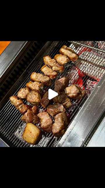 #협찬 사당역 찐 고기맛집 화씨이육공👍

#사당맛집 #사당역맛집 #화씨이육공

고퀄리티 돼지고기를 마스터가 직접 구워주는 화씨이육공!

삼겹살 목살은 기본이고 특수부위도 다양한데 잡내 하나 없이 아주 깔끔하게 맛있는 돼지고기라곰🐽

기본반찬도 깔끔하고 정갈하게 나오는데 기본으로 나오는 청국장이 아주 맛도리라곰🥹

양념도 소금 후추 와사비 속젓 다양한데 이게 전부다 일반적인게 아니라서 진짜 맛있다곰!

인테리어도 완전 깔끔하고 연통이 없고 불판 양옆으로 연기가 빠지는데 냄새가 하나도 안난다곰🥰

하이볼도 너무 맛있고, 고기가 워낙 맛있어서 소주도 술술 들어간다곰ㅎ

진짜 돼지고기를 먹고싶다면 강추!

아무튼 직장인 잡식 북극곰은 불금즐기러 간다곰🐻‍❄

#사당역삼겹살 #사당역특수부위 #사당동 #삼겹살 #맛집 #사당고깃집 #사당데이트 #사당돼지고기 #사당회식 #사당역회식 #고깃집추천 #사당역맛집추천 #잡곰