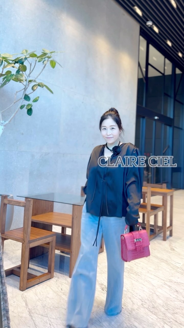 #광고 👛@claireciel_style
올 가을 트렌드 각 잡힌 탑핸들 #핸드백 너로 정했쒀어어어~

#끌레르시엘 이번 신상 #로크백 유광 원단의 반짝이는 광택감세련되고 화려함은 👗#연말룩 고급진 포인트로 딱~😌

#끌레르시엘가방 #패션 #claireciel #끌레르시엘가방 #가방스타그램 #데일리백 #가방추천 #끌레르시엘로크백 #끌레르시엘백 #dailybag #ootd