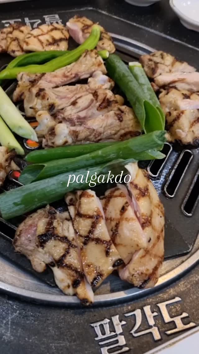 ⠀
다양한  특수 부위를 맛볼 수 있는 팔각도 🐔
100% 국내산 닭고기라 믿고 먹고 
팔각도 이름처럼 팔각의 불판에 맛있는  소스와 반찬들
초벌 되어 나오는 닭갈비는 연탄불에 다시
굽굽 해주니 고소한 맛 한도 초과쥬~~😘
특수부위 닭 목살은 말해 뭐해요~쫄깃하고 부드러움 그 자체🩷

(*ˊᗜˋ*)ᵗʰᵃⁿᵏ ʸᵒᵘ  @8gakdo
⠀
▫️주소: 창원시 성산구마디미로 27번길 3
  타임빌딩 1층 101호
▫️영업: 매일 15:00~24:00(라스트오더23:30)
▫️주차: 가게&로데오 주차장 1시간 지원
▫️예약:네이버예약

⠀
#팔각도상남점 #상남동닭갈비 #상남동고기집 #상남동맛집 
#상남동특수부위 #상남동회식 #상남동숯불닭갈비
⠀