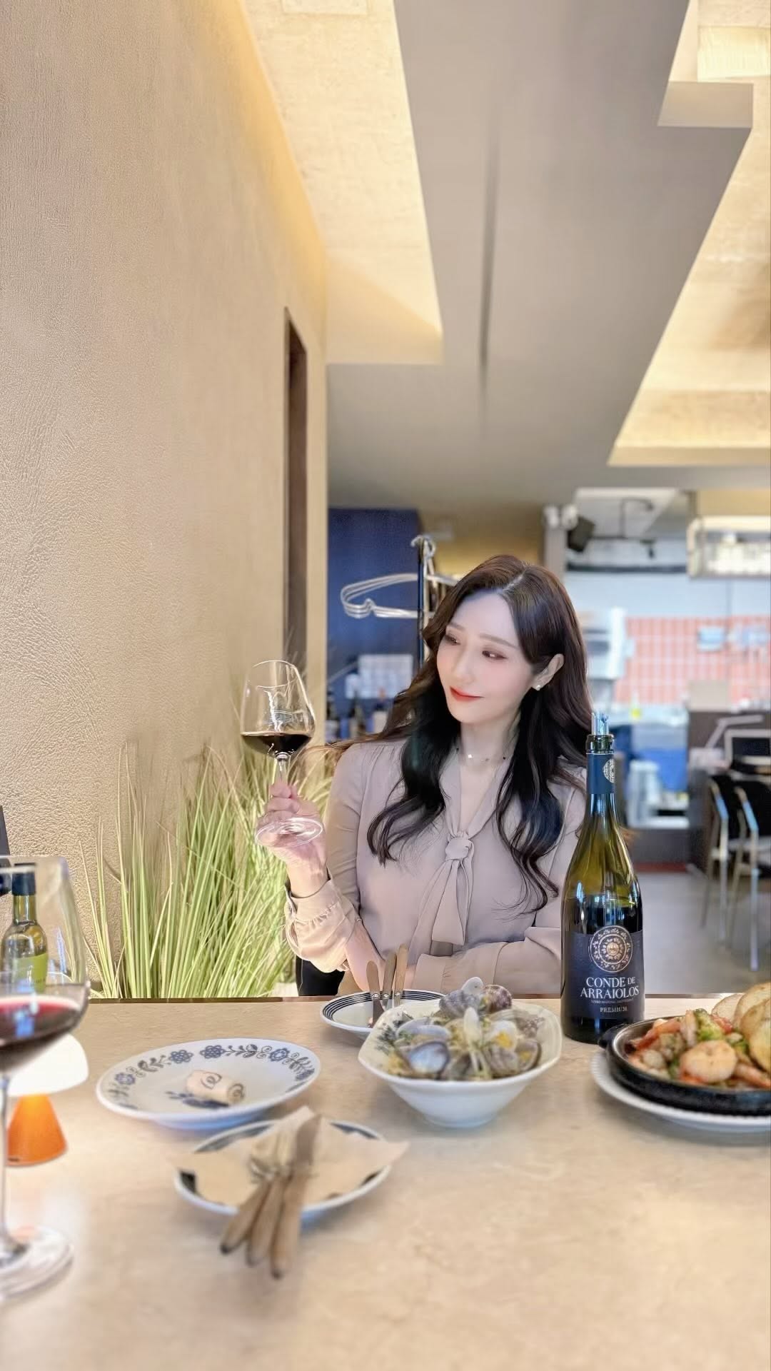 #협찬 #도곡와인구락부

양재역 유명한 맛집 이자카야 타이쇼, 한식주점 난지당의 
임재윤 오너쉐프의 3번째 매장 도곡와인구락부에 다녀왔어요!
양재역 4번출구에서 나오면 100m거리에 있어 찾기 쉽고요😁

한국소믈리에대회 우승 경력의 소믈리에가 셀렉 한 가성비 
갑 와인들에 와인 잘 모르는 와인 초보들도 마시기 좋은 와인을
추천해주고 친절하게 설명도 해주는 직원 상주해 있고요❤️

다양한 종류의 하이볼, 위스키, 생맥주, 사케 등 다양한 술 
있어서 좋고, 매장와인1 병 주문시 1병 콜키지프리이고요!!
(테이블당1병제한) 네이버 예약후 방문하면 화이트와인 쿼터 
(187ml) 1병 증정 (재고소진시 종료)하니 예약 잊지마세요🙆‍♀️

.

📍서울 강남구 남부순환로351길 8 1층

.

#양재역술집 #양재역맛집 #양재가성비술집 #양재역술집추천 #양재역조용한술집 #양재시민의숲술집 #와인 #하이볼 #CondedeArraiolosPremium #Portugalwine #HerdadedasMouras #포르투갈와인 #에르다드다스무라스 #꼰드드아라이올로스 #유니베브
