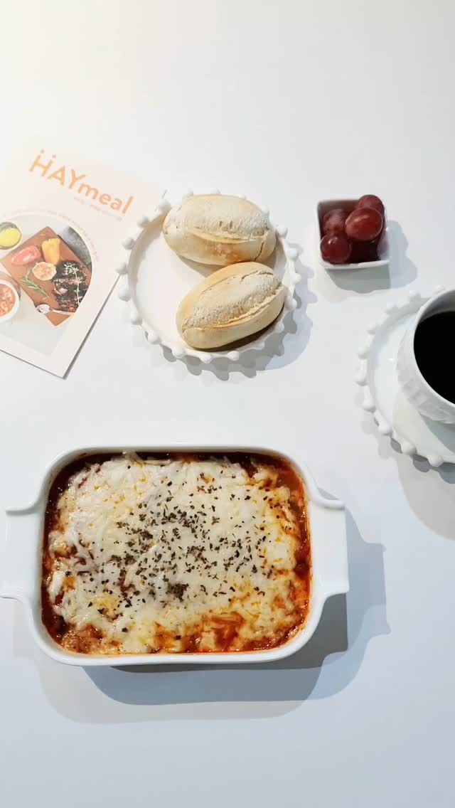 홈스토랑의 특별함을 집에서 만나다
쇠고기 전각살과 토마토가 함께 하는 라구소스!!

하이밀에서 만든 
자연재료로 만드는 건강한 프리미엄 간편식 

100% 쇠고기 전각살 다짐육에 
국내산 생양송이 버섯
토마토 바질 양파와 
오븐에구워 껍질을 벗긴 파프리카
10시간 이상 푹 끓여내어 
하이밀 특제 라구 소스

파스타, 라자냐. 부르스케타, 피자 등 
요리베이스로 사용해도 굿!!

빵 굽굽하고 
으깬두부 깔고 라구소스 올리고 
모짜렐라 치즈 뿌려서 전자렌지 돌렸더니 세상 맛있는 
나만의 다욧트 식사가 완성 되었어요

#간편요리 #라구소스 #라구파스타 #토마토파스타 #1인가구 #홈파티 #어린이간식 #집밥 #레시피 #하이밀